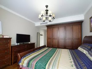 美式古典风卧室衣柜效果 棕色实木衣柜图片